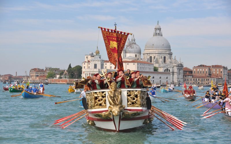 Venezia rinnova il rito dello sposalizio con il mare con la “Festa de la Sensa”
