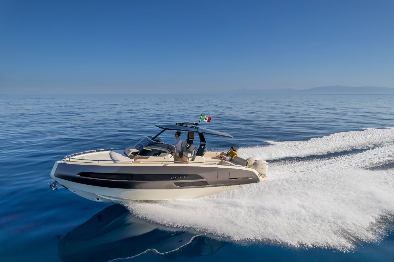 GT320S, il nuovo fuoribordo di Invictus Yacht pronto per il debutto mondiale, al Cannes Yachting Festival 2022